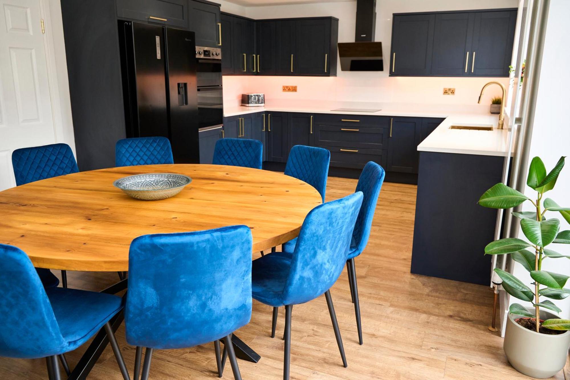 Chic Family With Garden Fire Pit & Event Space, Hot Tub Holiday home *