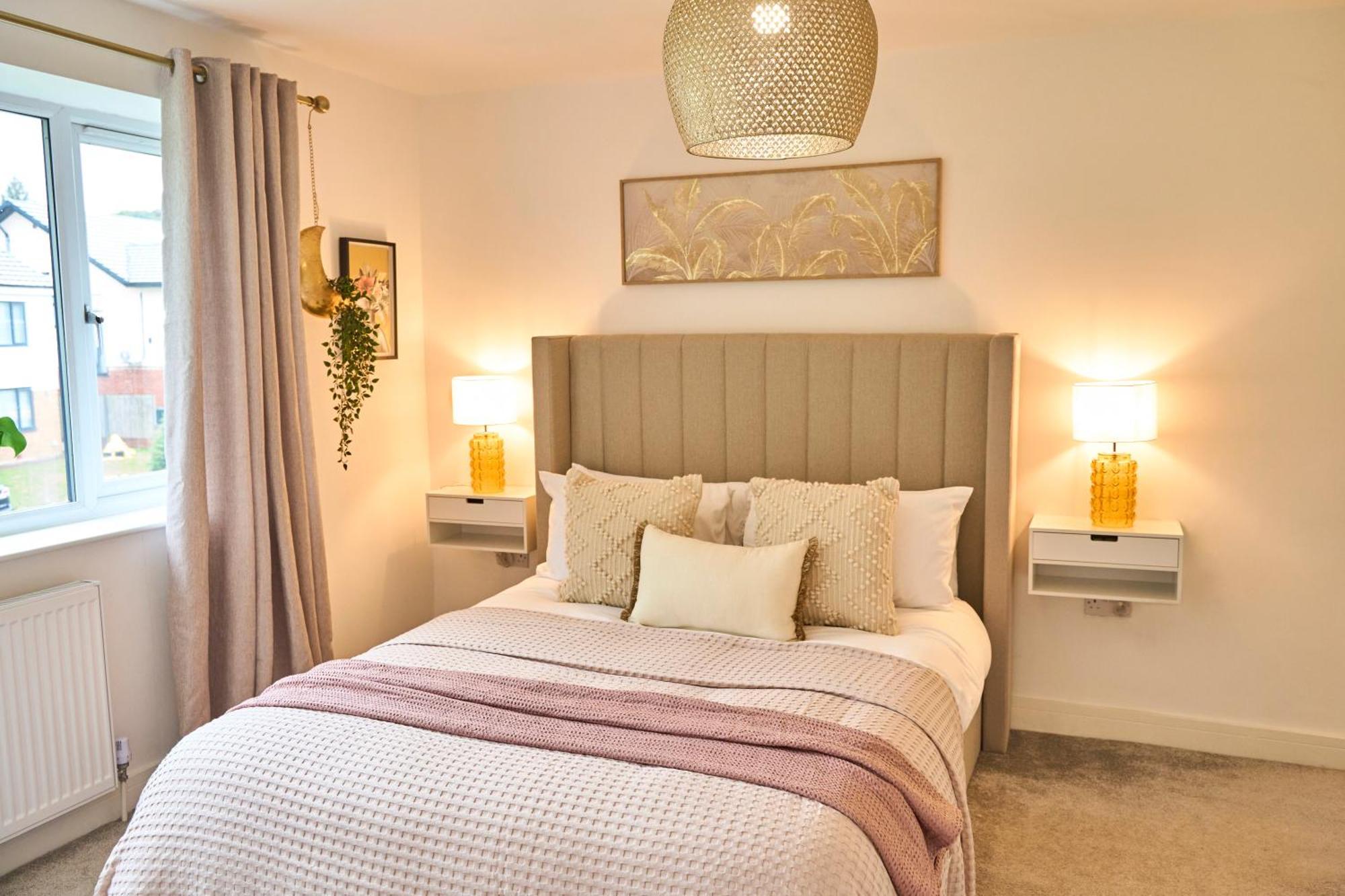 Holiday home Chic Family With Garden Fire Pit & Event Space, Hot Tub Manchester